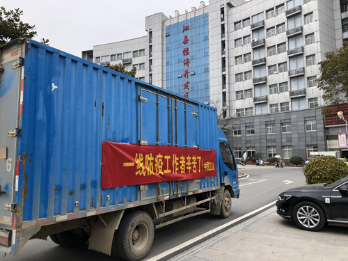 中国五冶集团的物资捐赠车驶入安徽泗县经开区管委会大门.jpg
