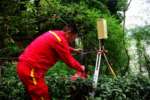 1605595085578472.jpg 图1:在岷江边架设微波站.jpg