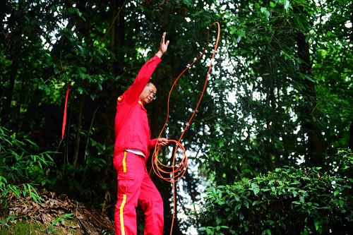 1605595121492708.jpg 图3:严志强铺大线的动作很潇洒.JPG