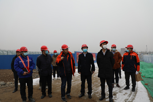 察看施工现场.JPG
