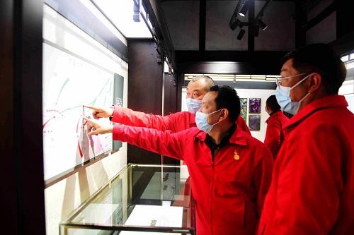 1617094945271835.jpg 图2:参观墙上的地图探讨.jpg