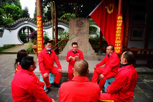 1617094990351497.jpg 图5:党支部书记黎国光(中)对照《论中国共产党历史》一书,讲起了党史,上起了党课.jpg