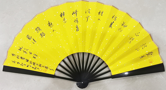 1626683231886730.jpg 颜才现作品15 吴松茂诗《游榉子洲公园》 草书释文:碧水龙江白鹭翔,虹桥双塔入波中。岸边栈道游人织,绿苑清风馥古樟。.jpg