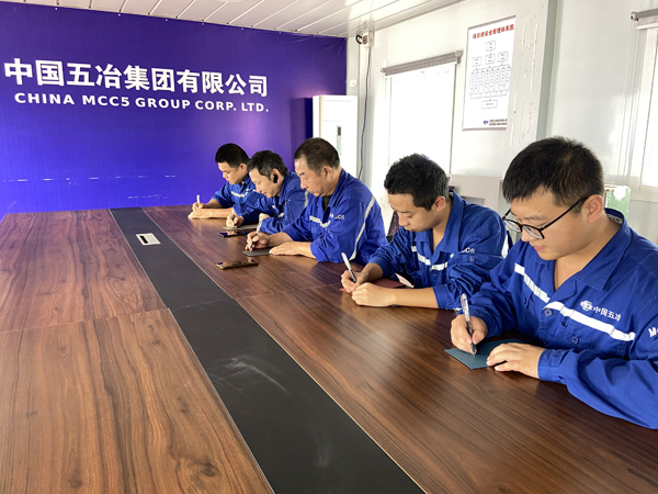 1632274224589821.jpg 三河市高楼小学项目员工给家人写明信片.jpg