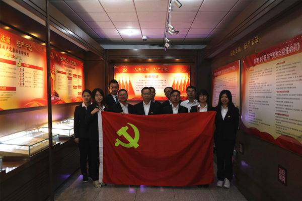 1634522524729609.jpg 参观人员合影.jpg