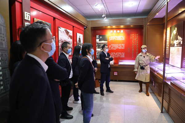 1634522550825511.jpg 聆听讲解员讲解1.jpg