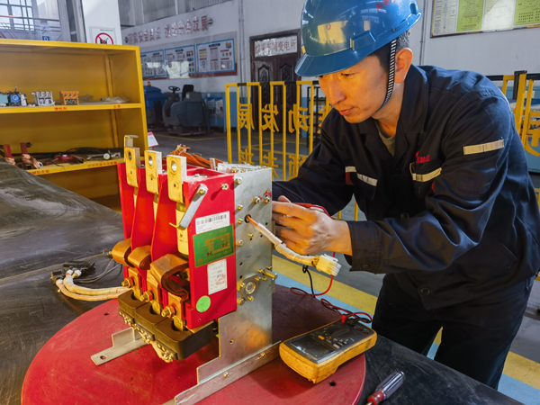 1714012443177413.jpg 马鑫工作照.jpg