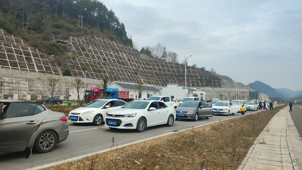 1737969569619126.jpg 拥堵照片.jpg