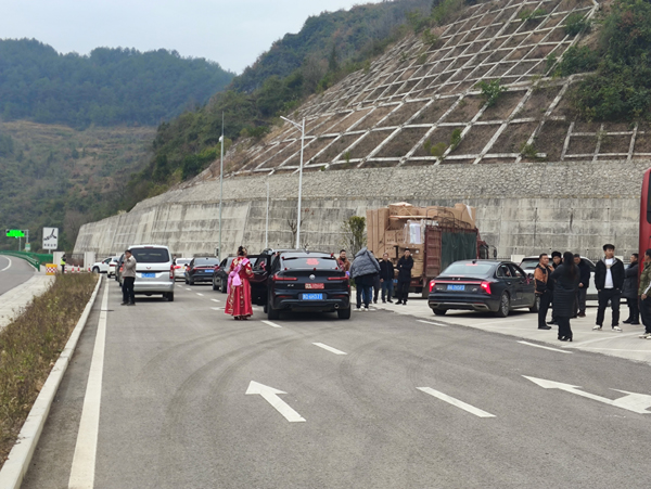 1737969592794350.jpg 结婚队伍照片.jpg