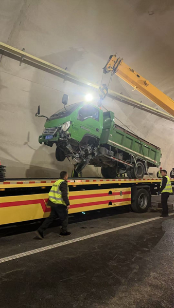 1737969615807862.jpg 救援过程中.jpg