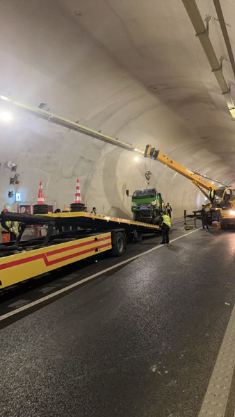 1737969622957349.jpg 救援过程中1.jpg