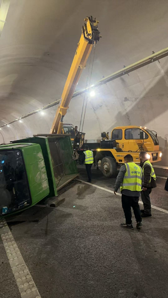 1737969629337126.jpg 救援过程中2.jpg